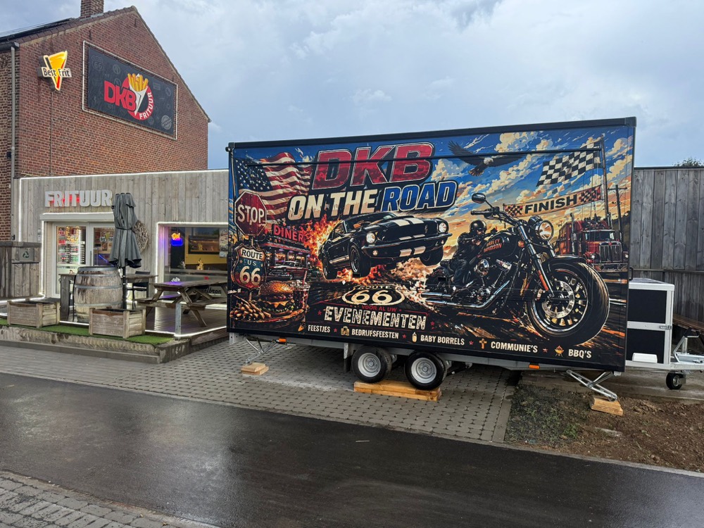De foodtruck van DKB on the Road bij Frituur De Koekelbron in Heers