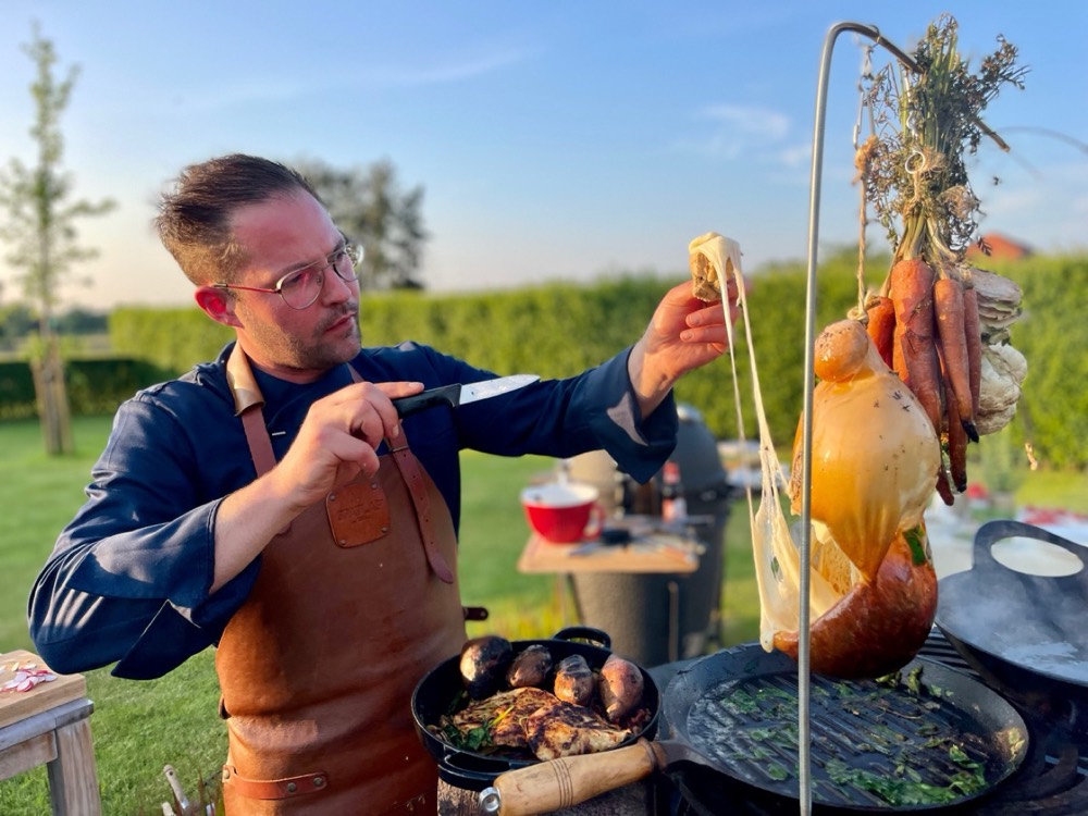 Live cooking op de Ofyr-vuurschaal door Grill On Fire